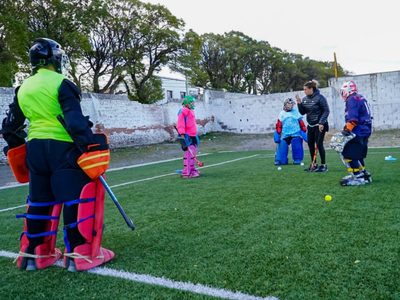 Con una amplia participación del público, Las Leonas ofrecieron una clínica de hockey en Zapala