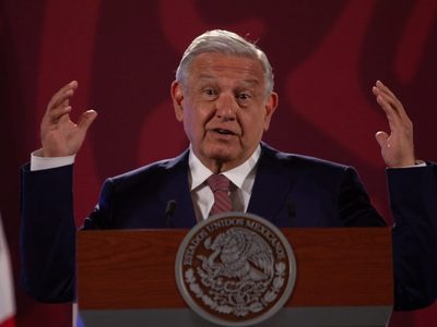 Con “La pollera Colorá”, AMLO festeja triunfo de Gustavo Petro