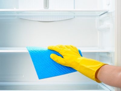 Estos son los cuatro remedios caseros para limpiar la heladera y desterrar los olores