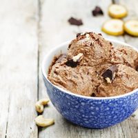Con solo 3 ingredientes, hacé este helado de chocolate hipercremoso y sin azúcar agregada