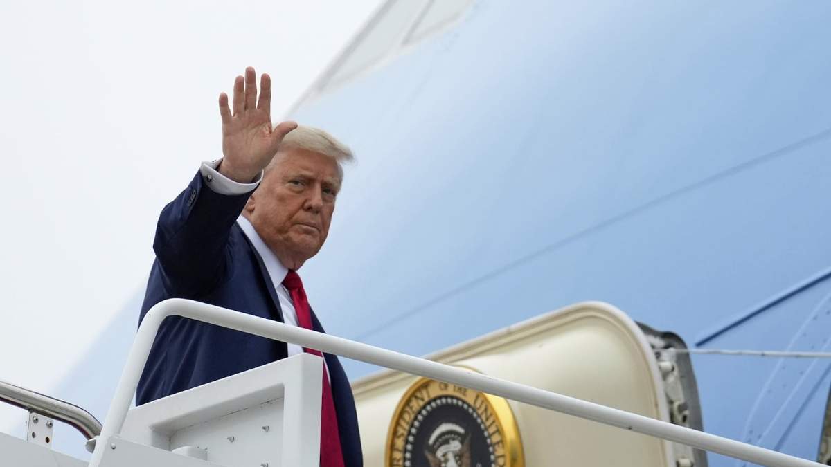 El presidente Donald Trump saluda antes de abordar el Air Force One
