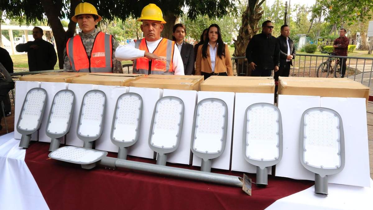 Entrega gobernador apoyos para mejorar servicios e infraestructura en Victoria