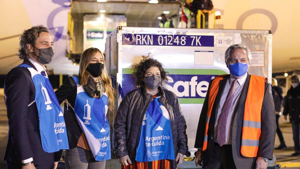El jefe de Gabinete, Santiago Cafiero, la asesora presidencial, Cecilia Nicolini, la ministra de Salud, Carla Vizzotti y el presidente de la Nación, Alberto Fernández. Fuente: (Twitter)