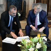 ¿No va a decir nada? Fernández continúa con su agenda tras el despido de Vanoli