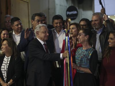 AMLO acata orden del INE de bajar de sus cuentas foto de la entrega del bastón de mando a Sheinbaum