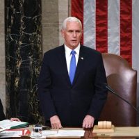 Mike Pence insta a Joe Biden a mantener una "vigilancia eterna" sobre China
