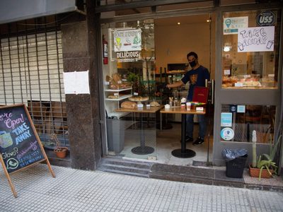 Los comercios reabiertos venden menos de la mitad que antes del coronavirus