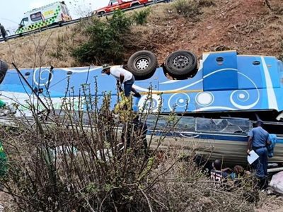 Accidente de autobús en región montañosa de Sudáfrica mata al menos a 42 personas