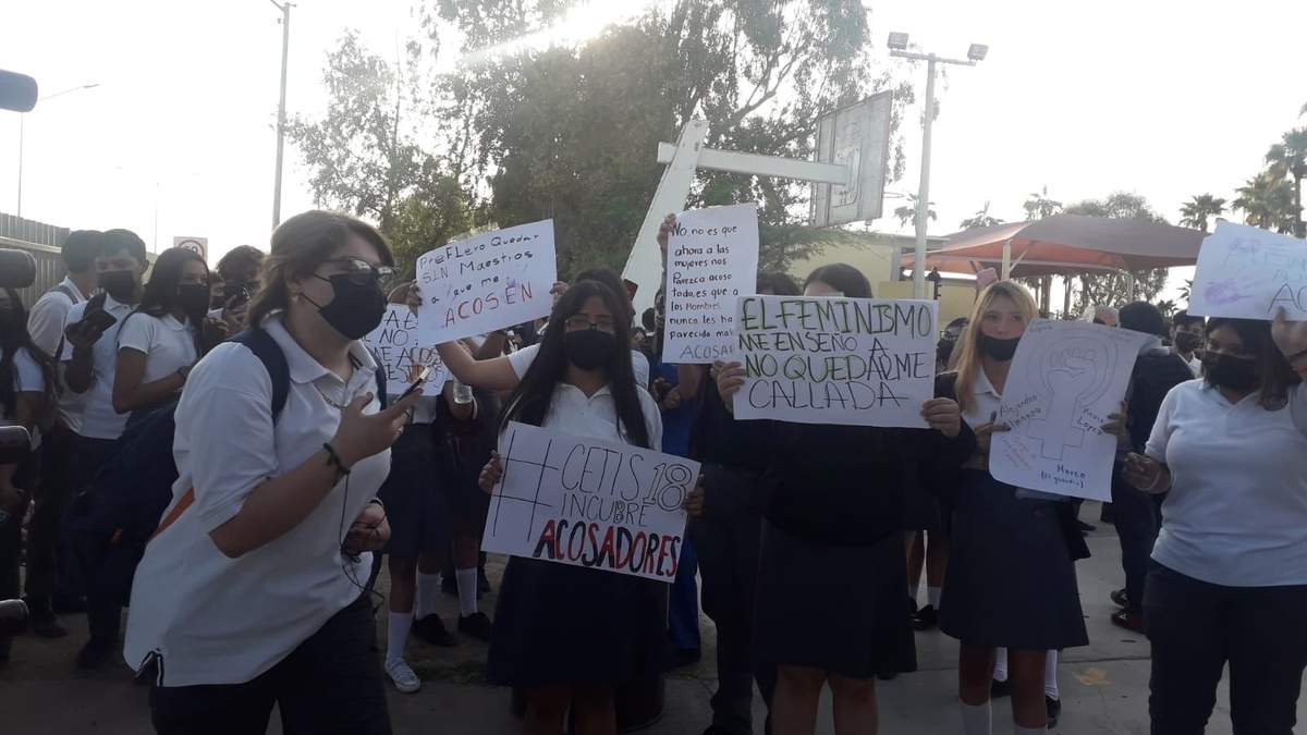 Protesta de alumnas por acoso sexual de maestros