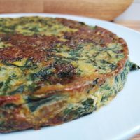Resolvé la cena en pocos minutos: tortilla de acelga sin huevo, una receta rendidora y muy económica