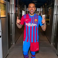 Barcelona presenta a Dani Alves; empezará a jugar en enero de 2022