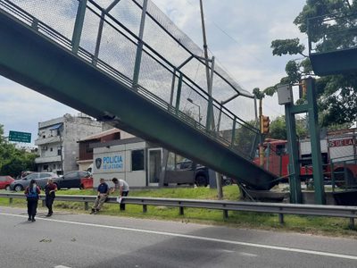 Un camión embistió y derrumbó un puente peatonal en la General Paz: demoras a la altura de calle Madariaga