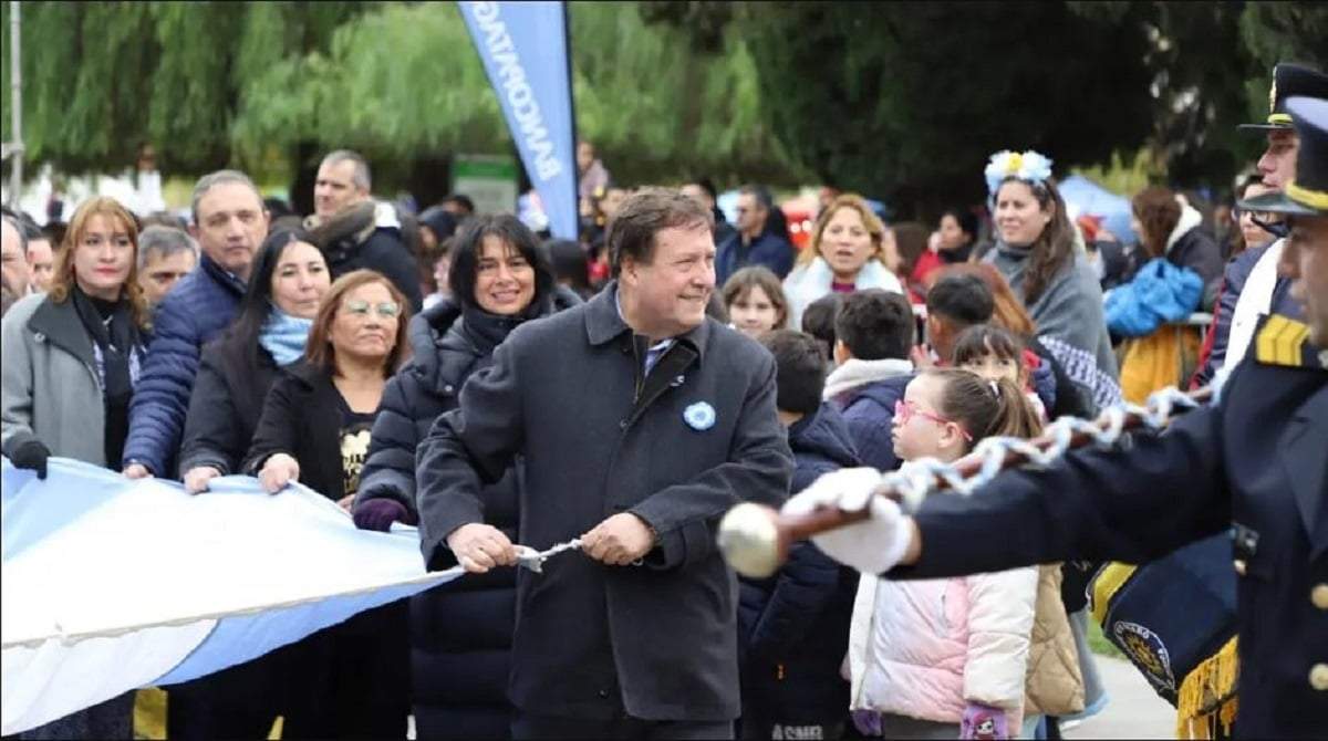El gobernador Alberto Weretilneck en los actos por el aniversario de Allen y los festejos por el 25 de Mayo. Fuente: (LU19)