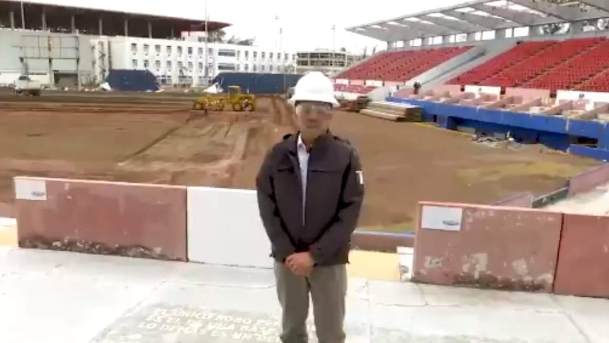 Cuitláhuac García, gobernador de Veracruz, en el estadio "Beto Ávila" ubicado en Boca del Río