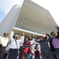 Senadores de PT-Morena marchan con Delfina a Los Pinos y exigen respetar triunfo en Edomex