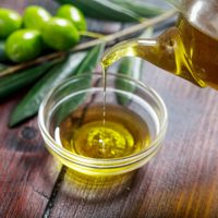 ANMAT prohíbe en todo el país la venta de un aceite de oliva por irregularidades en registros sanitarios