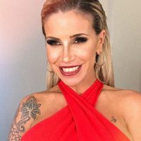 "¡Ponete!" Flor Peña untó crema en su retaguardia pero ¡sus fans piden más!