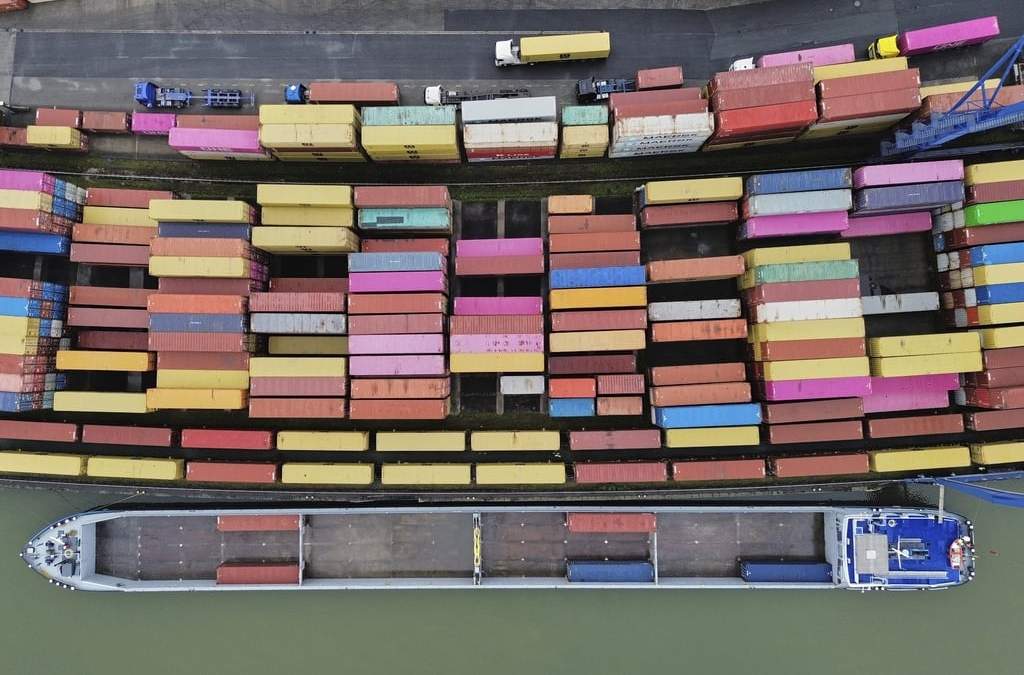 Contenedores de carga en una terminal de Fráncfort, Alemania, viernes 25 de abril de 2025