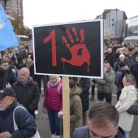 Miles marchan en Serbia al cumplirse un mes de un derrumbe que mató a 15 personas