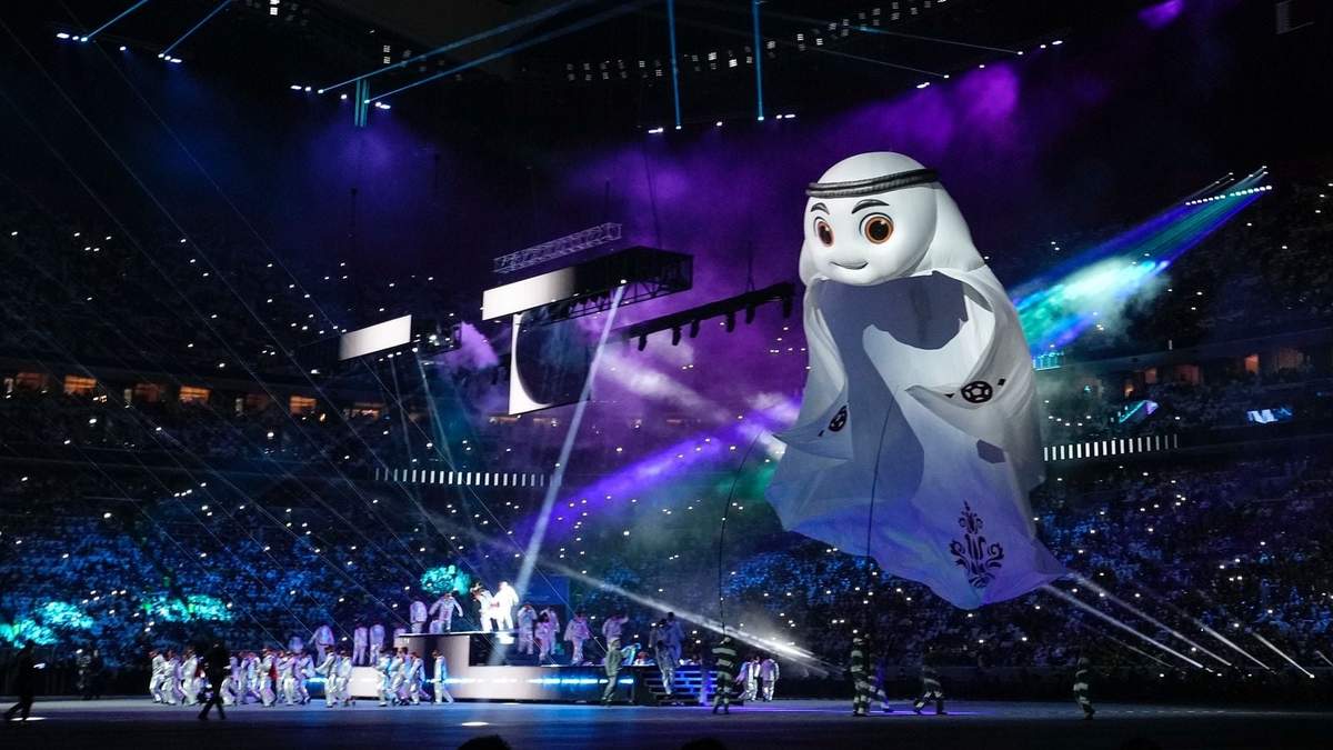 La mascota La'eeb aparece en la foto en la ceremonia de apertura antes del partido de fútbol del grupo A de la Copa del Mundo entre Qatar y Ecuador en el Estadio Al Bayt en Al Khor