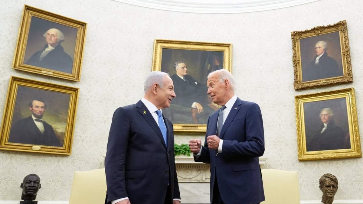 El presidente Joe Biden, a la derecha, conversa con el primer ministro israelí Benjamin Netanyahu, a la izquierda, en el Despacho Oval de la Casa Blanca en Washington