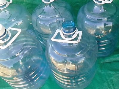 Guardá el bidón de agua viejo o pinchado: creá esta mesa ratona tan original que le dará estilo a tu hogar