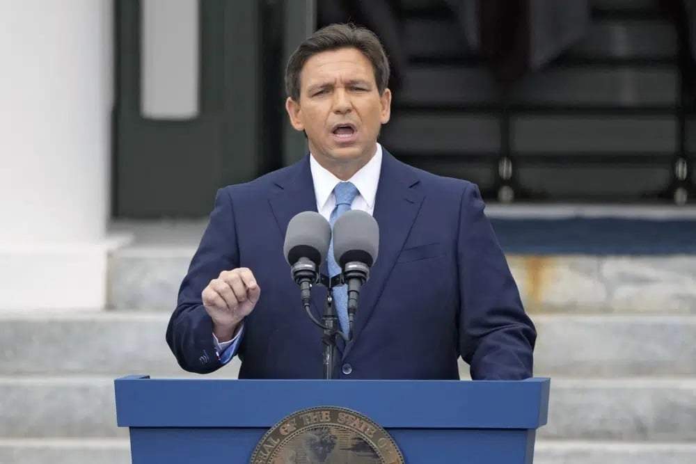 El gobernador de Florida Ron DeSantis habla durante la ceremonia de juramentación para su segundo periodo en el cargo, en el Capitolio estatal, el martes 3 de enero de 2023, en Tallahassee