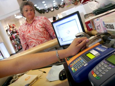AFIP, PAMI y ANSES se unen para advertir a los jubilados: el beneficio es solo con tarjeta de débito