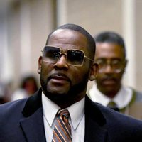 R. Kelly afirma que funcionarios de la prisión conspiraron para matarlo. El juez niega su liberación