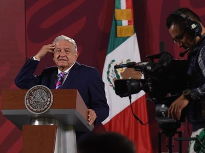 AMLO anuncia plan de seguridad social a periodistas, se destinará 25% del presupuesto de publicidad