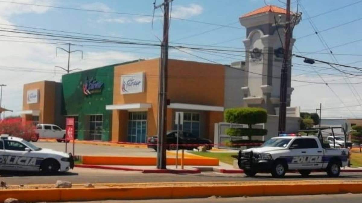 Policías en el sitio en el que fue cometido el crimen