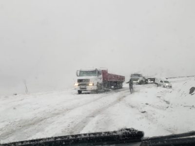 Siete personas quedaron varadas en la ruta 13 por el viento blanco
