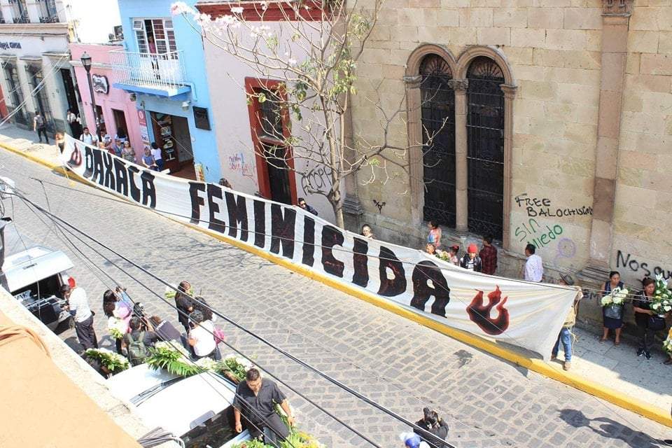 Manto con la frase "Oaxaca feminicida" con el que se despidió a la activista feminista Sandra Domínguez, secuestrada y asesinada