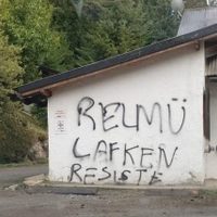 Villa La Angostura: pintadas a favor del pueblo mapuche en la Capilla de la Asunción y la parroquia