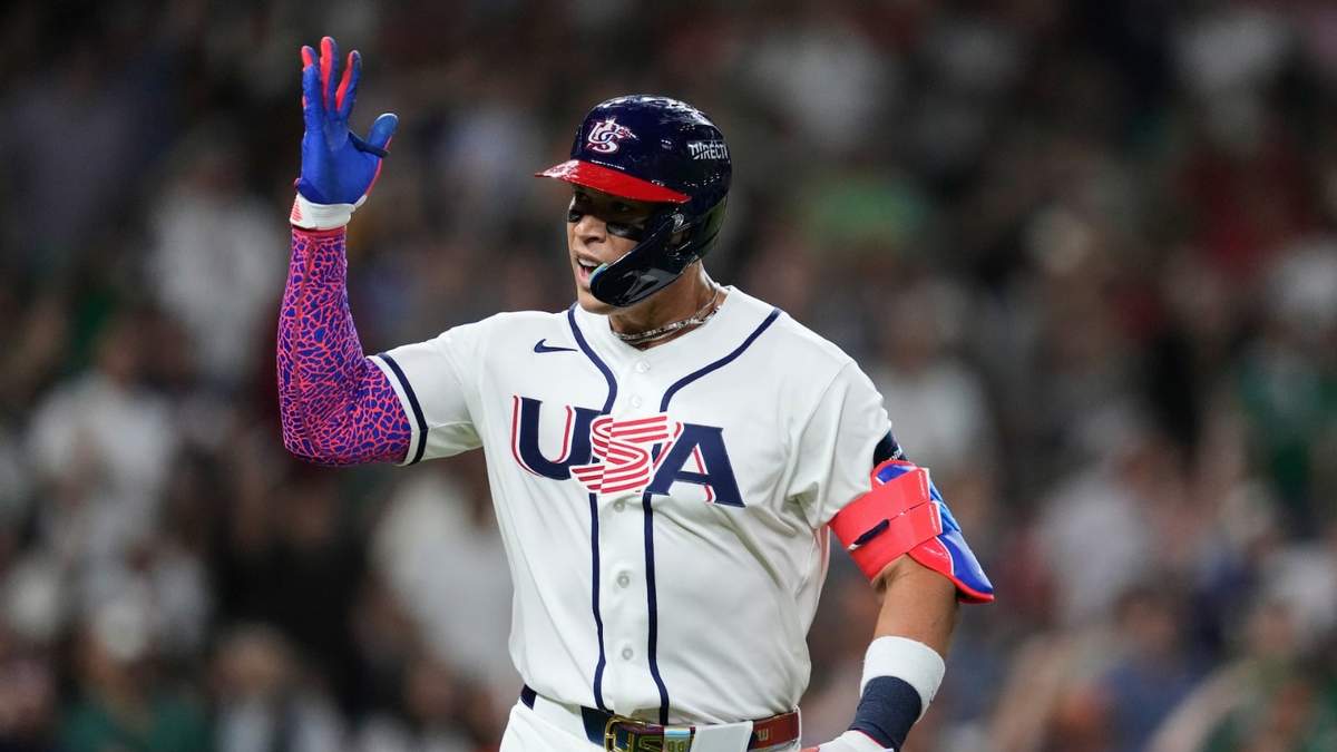 Aaron Judge, de Estados Unidos, celebra después de batear un cuadrangular de dos carreras