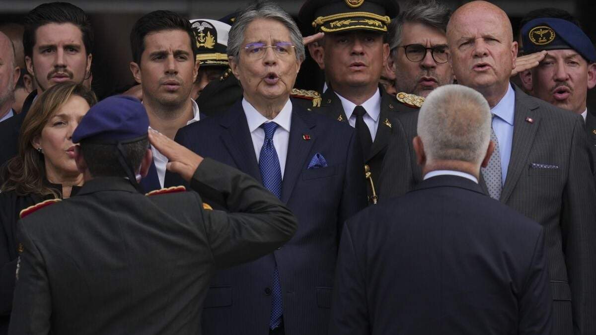El presidente ecuatoriano Guillermo Lasso entona el himno de su país al salir de la Asamblea Nacional después de dirigirse a una sesión en la que los legisladores de la oposición buscan juzgarlo por acusaciones de malversación de fondos en Quito, Ecuador