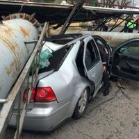 Resulta herida una mujer tras caída de espectacular sobre autos en Metepec