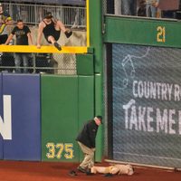 Hombre cae desde un muro de más de seis metros en PNC Park durante juego de los Piratas