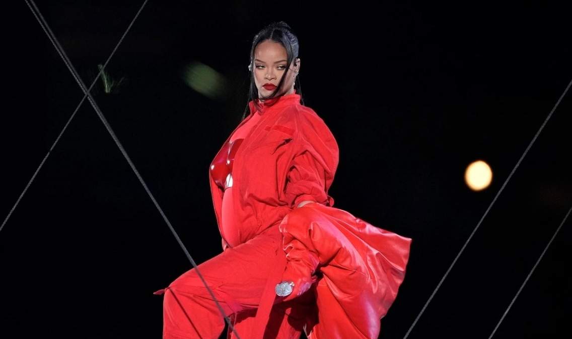 Rihanna durante su presentación en el espectáculo de medio tiempo del Super Bowl 57 de la NFL entre los Chiefs de Kansas City y los Eagles de Filadelfia