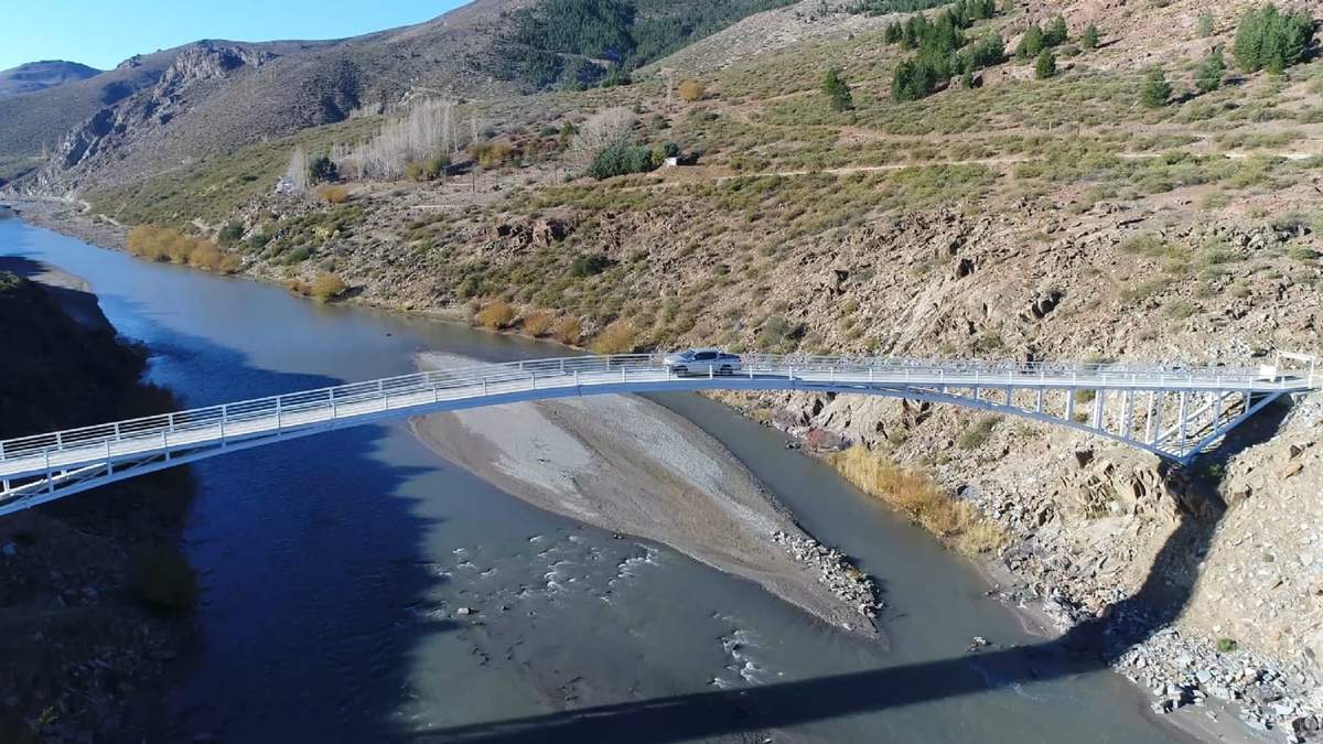 Según los vecinos el puente prometido en Caepe Malal luce así. Fuente: (Twitter)