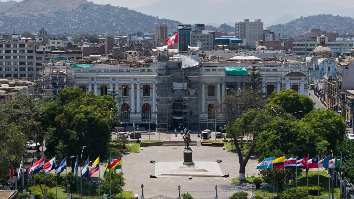 El edificio del Congreso se encuentra el día antes de que los legisladores debatan la destitución del presidente de la nación en Lima, Perú, el lunes 16 de febrero de 2026