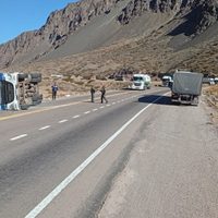 Volcó un camión cargado de manzanas en la ruta 7