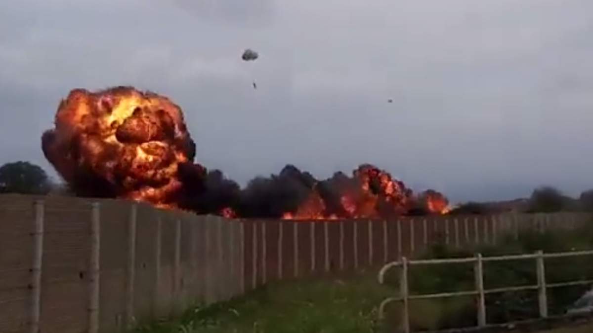 El piloto logró eyectarse antes de que el avión se estrellara
