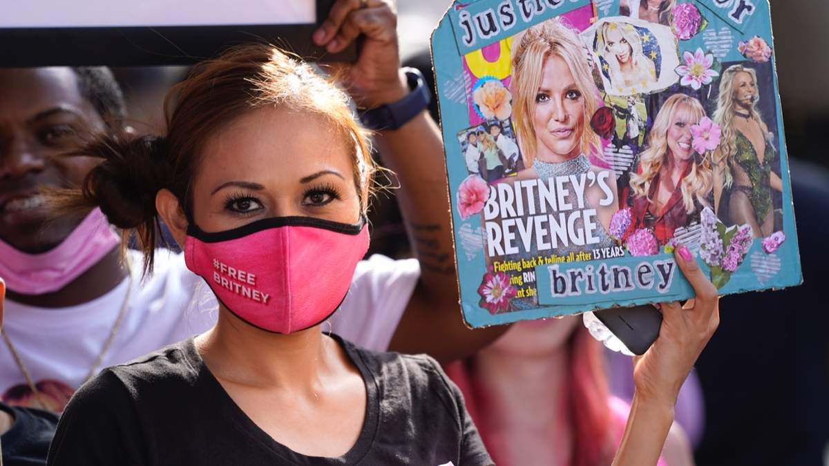 Simpatizante de Britney Spears afuera de la Corte de Los Angeles