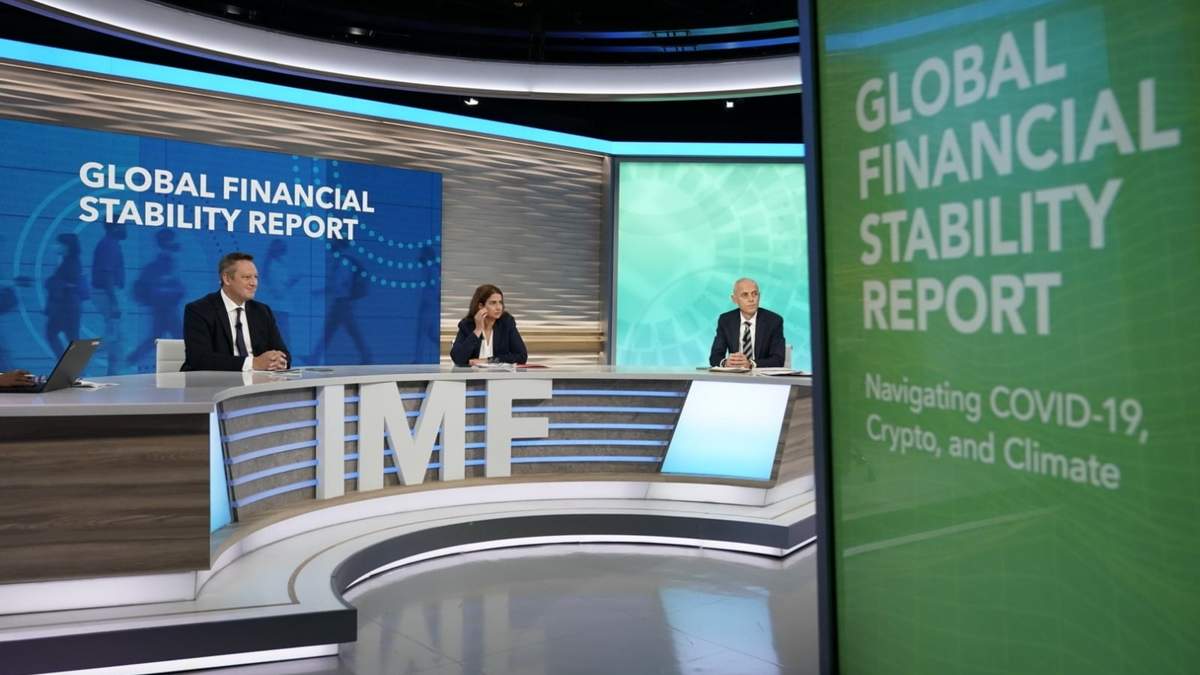 Miembros del FMI presentando un informe sobre estabilidad financiera
