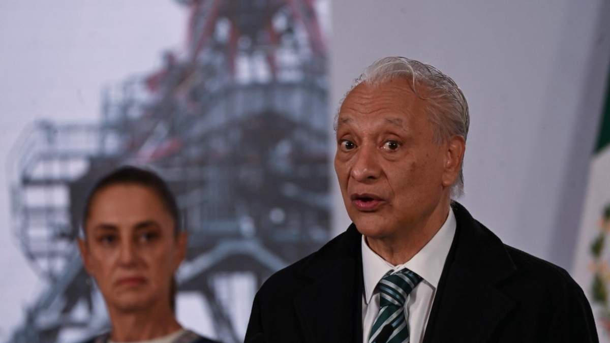 La presidenta Claudia Sheinbaum con Víctor Rodríguez Padilla, director de Pemex