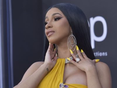 Cardi B se puso como perrito para la foto y enloqueció a más de uno
