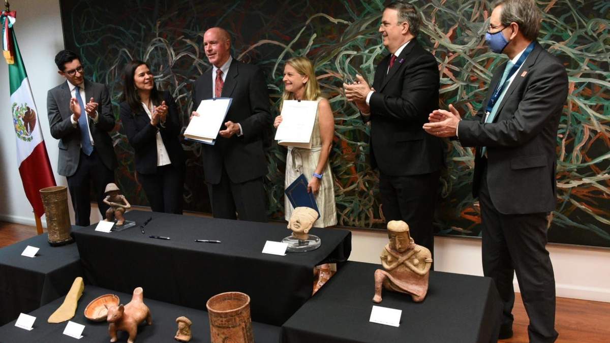 Marcelo Ebrar en la entrega de 79 piezas arqueológicas al gobierno mexicano