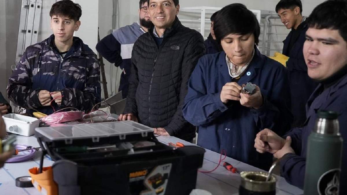 Koopmann junto a los estudiantes. Fuente: (Legislatura)