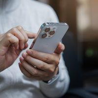 El truco exprés y fácil para limpiar la pantalla de tu celular y dejarla reluciente
